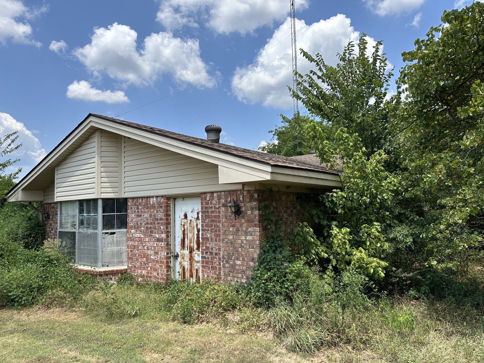 Front of the Hopkins County house before the remodel